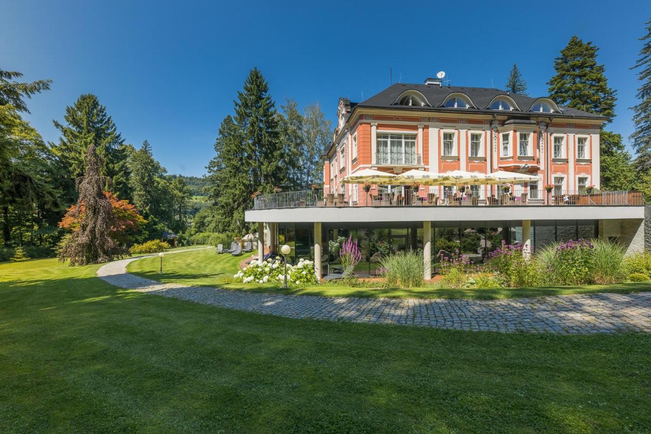 Wellness & Spa Hotel Villa Regenhart Jeseník エクステリア 写真